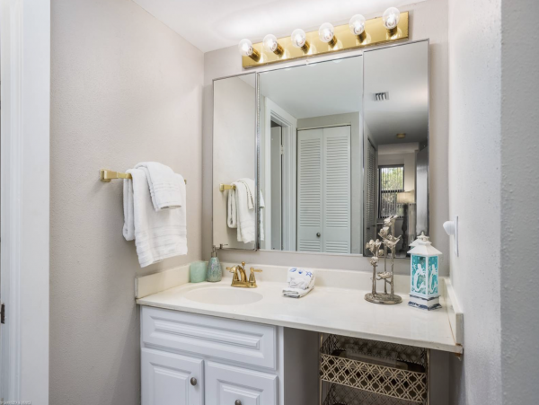 Beautiful Two Bedroom Vacation Rental Condo in Siesta Key
